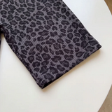 LeopardChic – Trendig & bequem – Latzhose für Mädchen mit Leopardenmuster