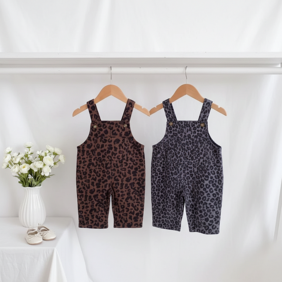 LeopardChic – Trendig & bequem – Latzhose für Mädchen mit Leopardenmuster
