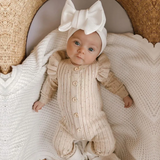 MiniAurora – Zart & elegant – Gestrickter Baby-Strampler mit Engelsflügeln und Stirnband
