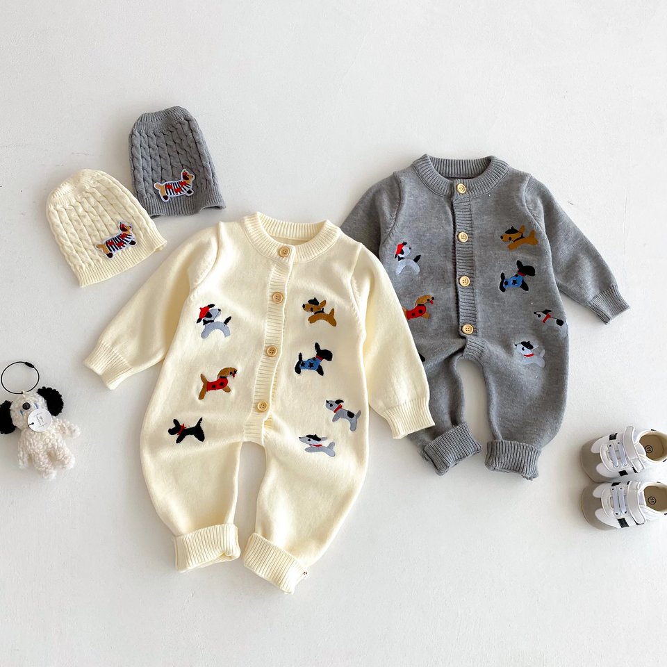PlayfulKnit – Weich & niedlich – Gestrickter Baby-Strampler mit Hundemotiv