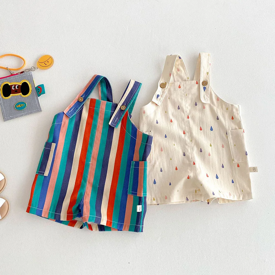 TinyStyle – Verspielt & bequem – Kinder-Latzhose mit Aufdruck