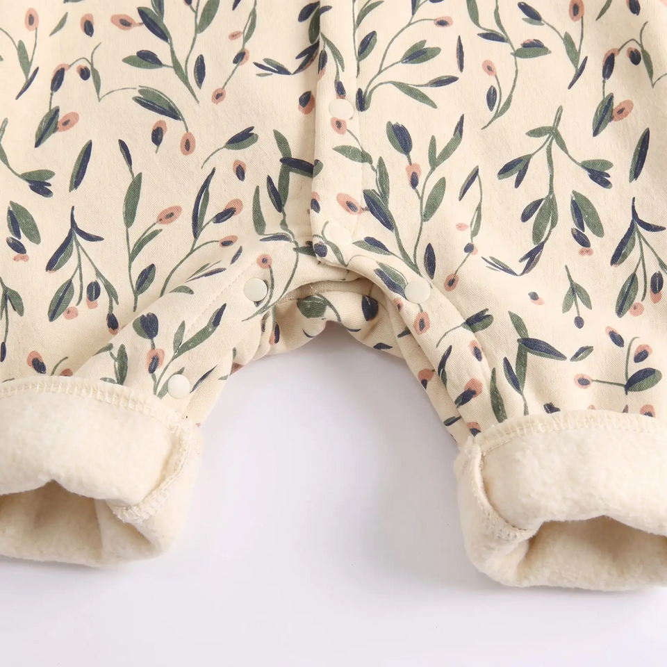 FloraCozy – Weich & warm – Winter-Strampler für Baby-Mädchen mit Blumenmuster