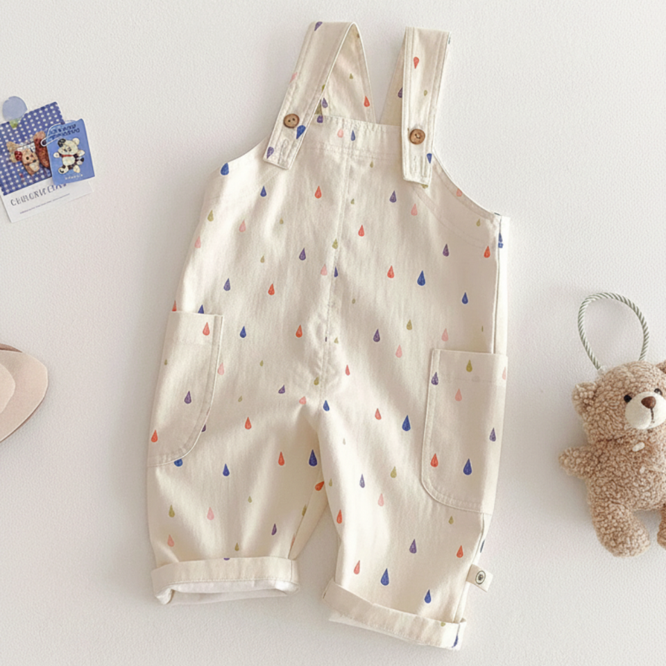 TinyStyle – Verspielt & bequem – Kinder-Latzhose mit Aufdruck