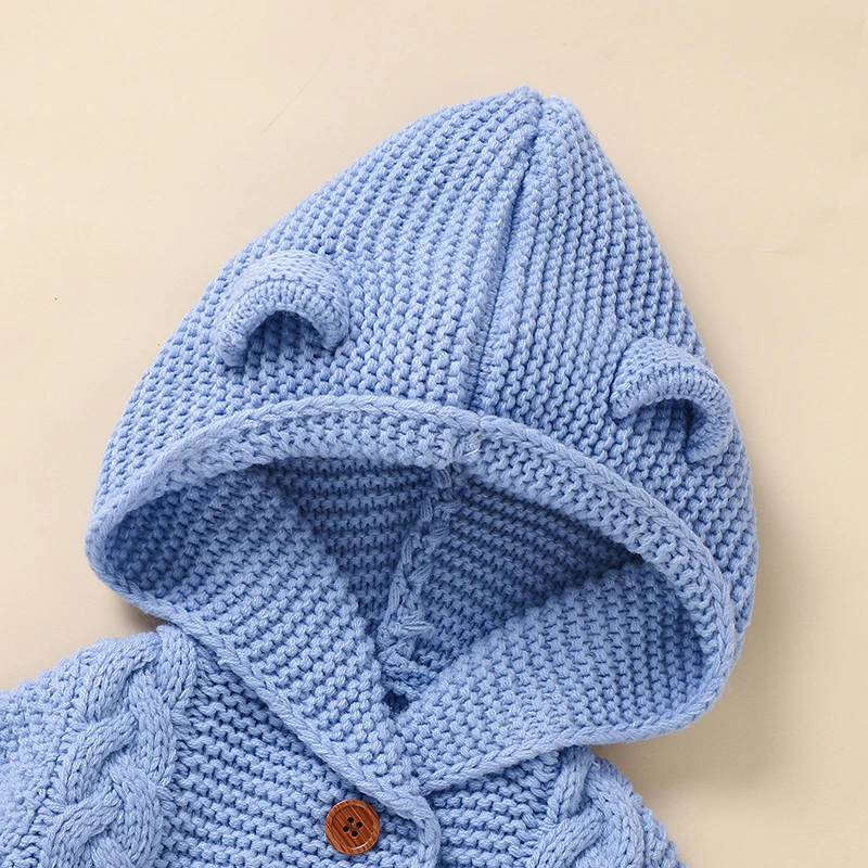 SoftKnit – Warm & niedlich – Gestrickter Baby-Strampler mit Kapuze
