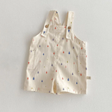 TinyStyle – Verspielt & bequem – Kinder-Latzhose mit Aufdruck