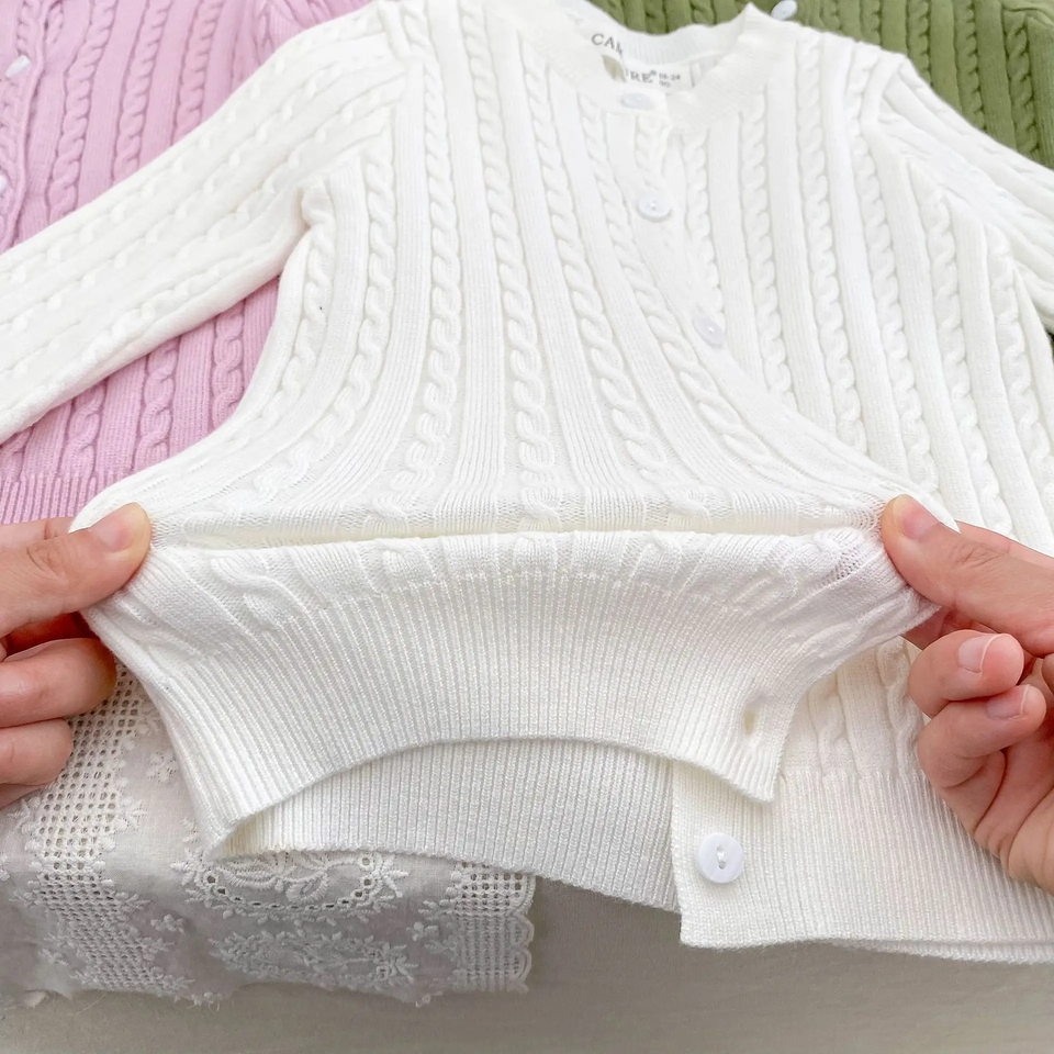 CozyBelle – Elegant & warm – Gestrickte Strickjacke mit Knöpfen