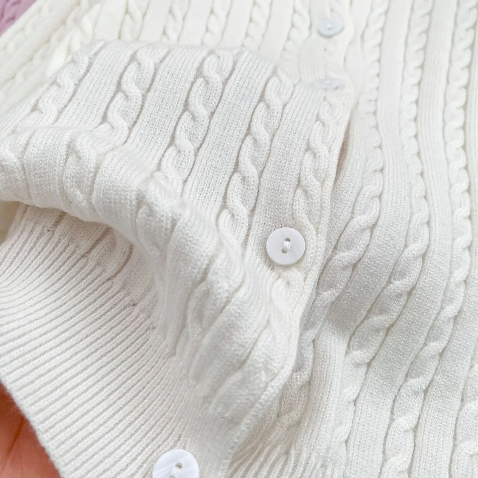 CozyBelle – Elegant & warm – Gestrickte Strickjacke mit Knöpfen