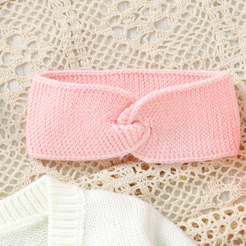 FloraKnit – Weich & niedlich – Baby-Outfit mit Strickjacke, Latzhose und Haarband