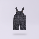 LeopardChic – Trendig & bequem – Latzhose für Mädchen mit Leopardenmuster