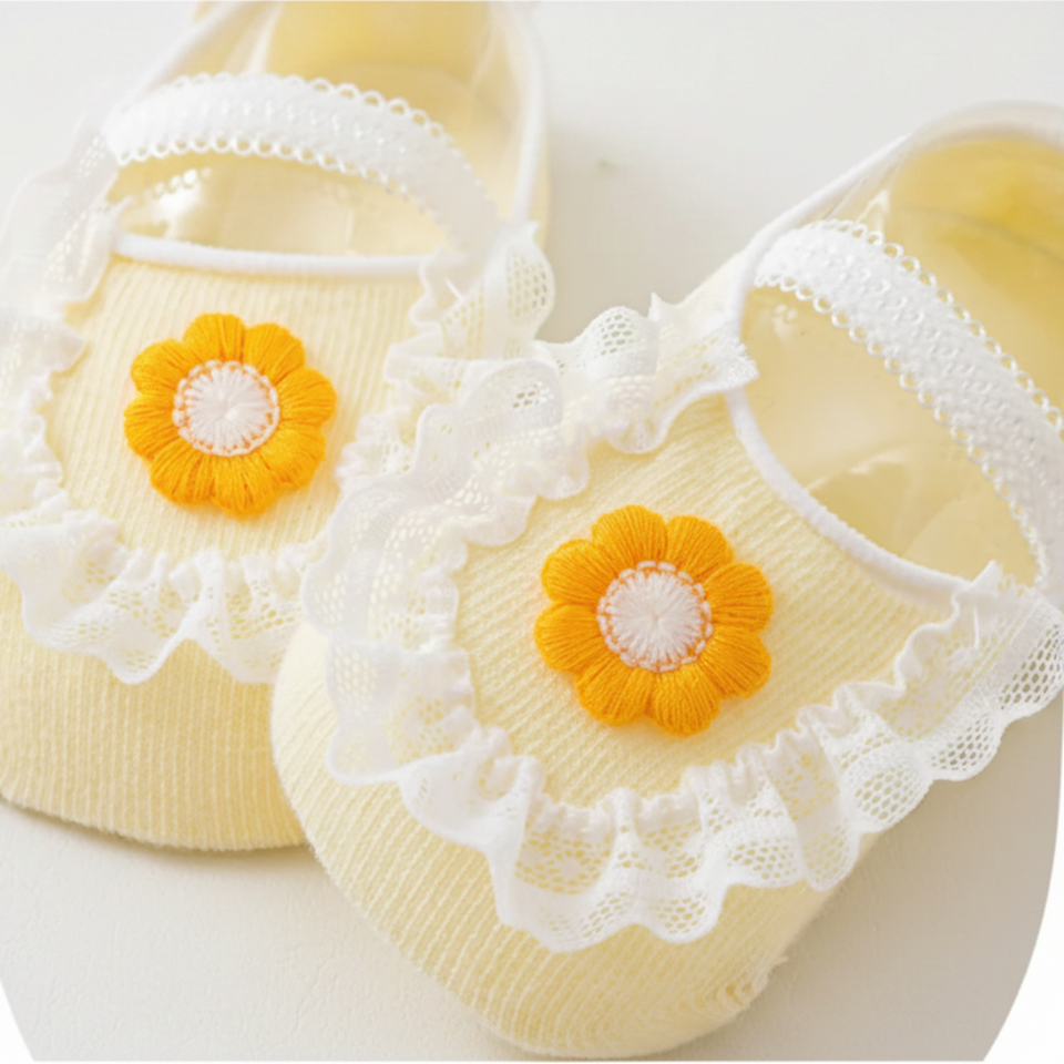 SweetFeet – Weich & niedlich – Babysocken mit Blumen und Spitze