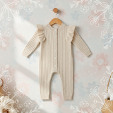 MiniAurora – Zart & elegant – Gestrickter Baby-Strampler mit Engelsflügeln und Stirnband