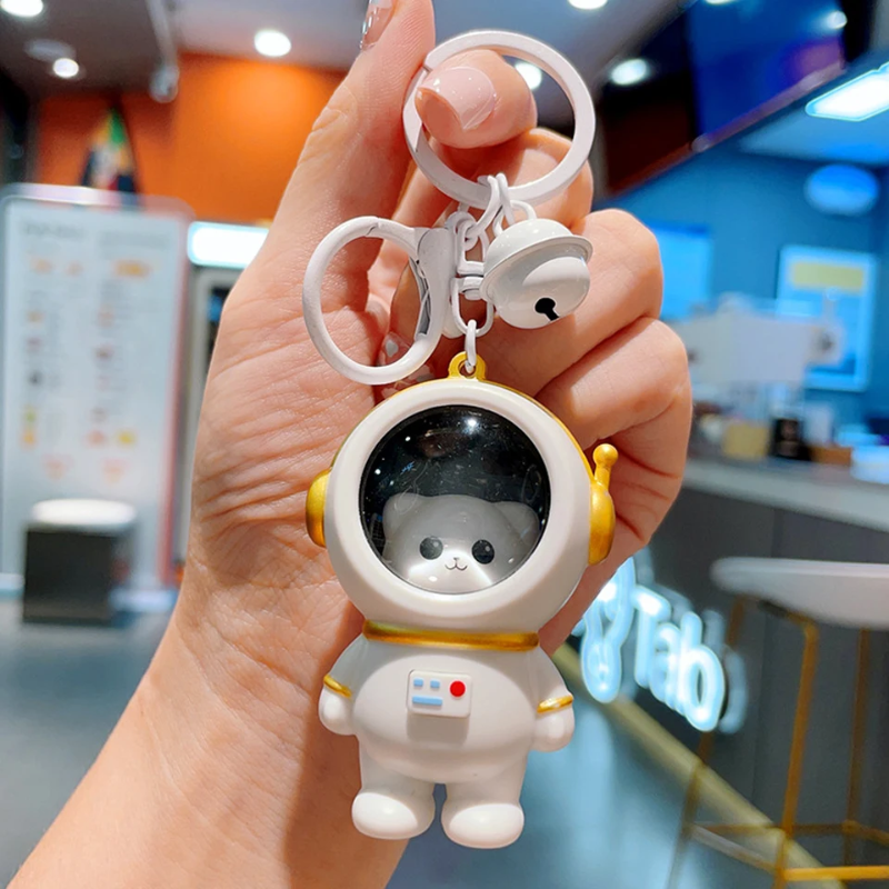 Glowing Astronaut Charm – Sød & lysende – Astronaut-taskehænger
