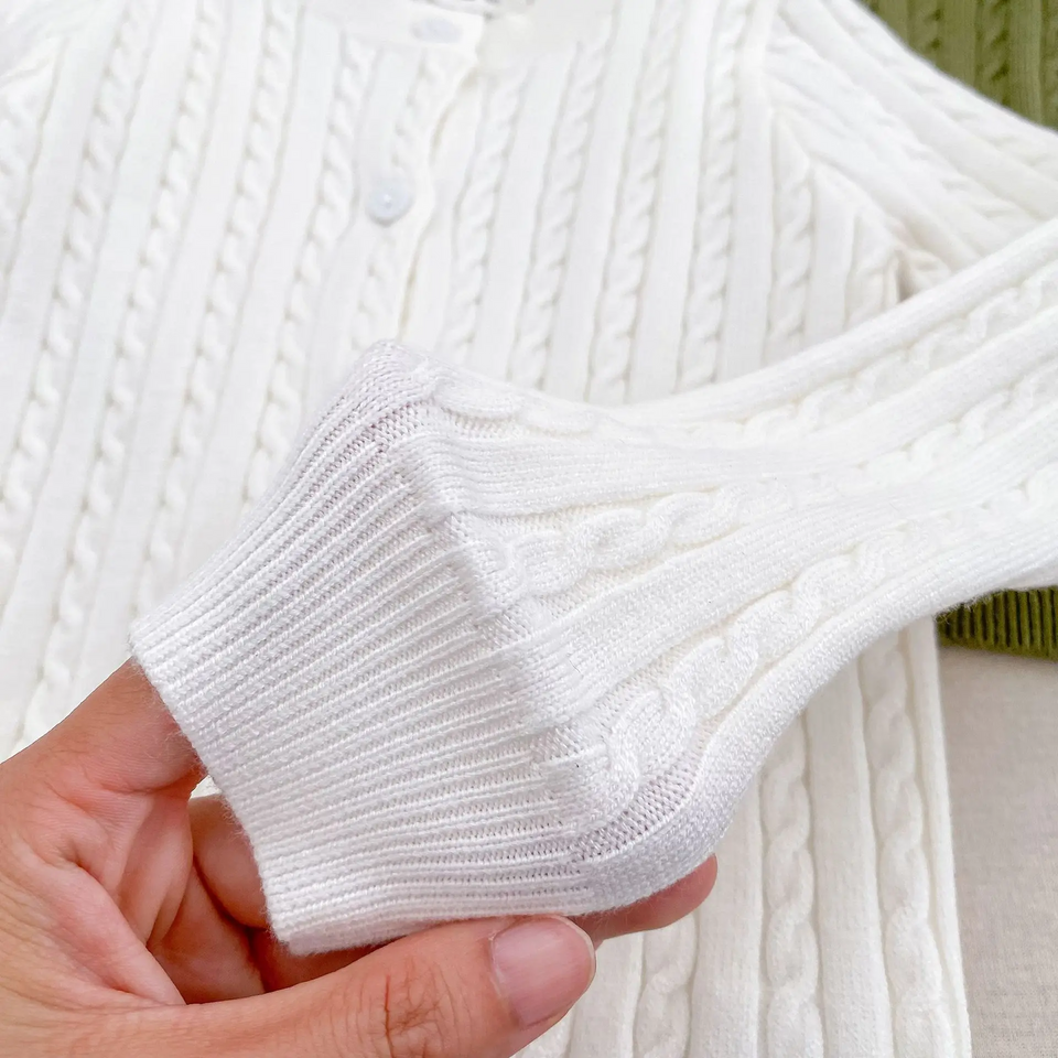 CozyBelle – Elegant & warm – Gestrickte Strickjacke mit Knöpfen