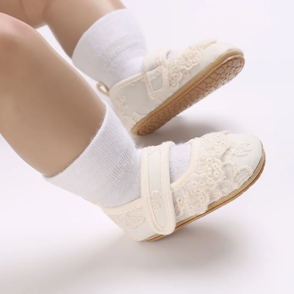 PrincessLace – Elegant & niedlich – Babyschuhe mit Spitze und Klettverschluss