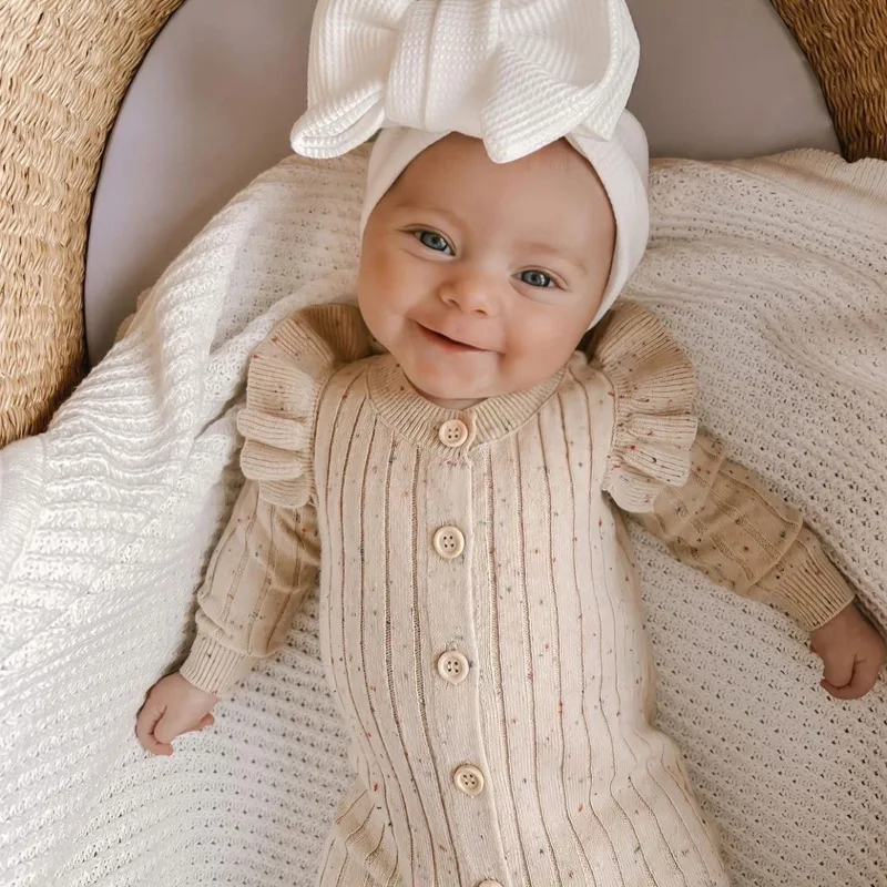 MiniAurora – Zart & elegant – Gestrickter Baby-Strampler mit Engelsflügeln und Stirnband