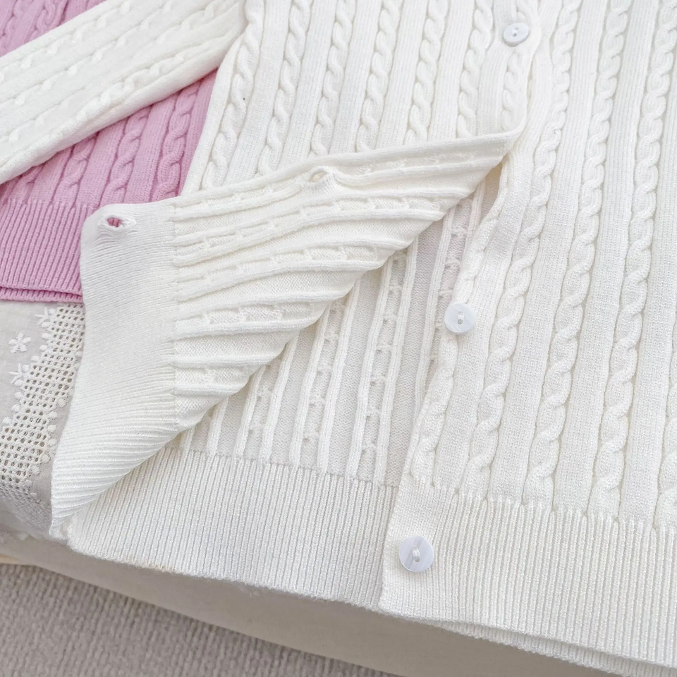 CozyBelle – Elegant & warm – Gestrickte Strickjacke mit Knöpfen