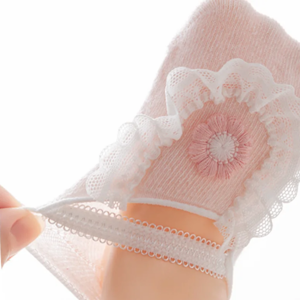 SweetFeet – Weich & niedlich – Babysocken mit Blumen und Spitze