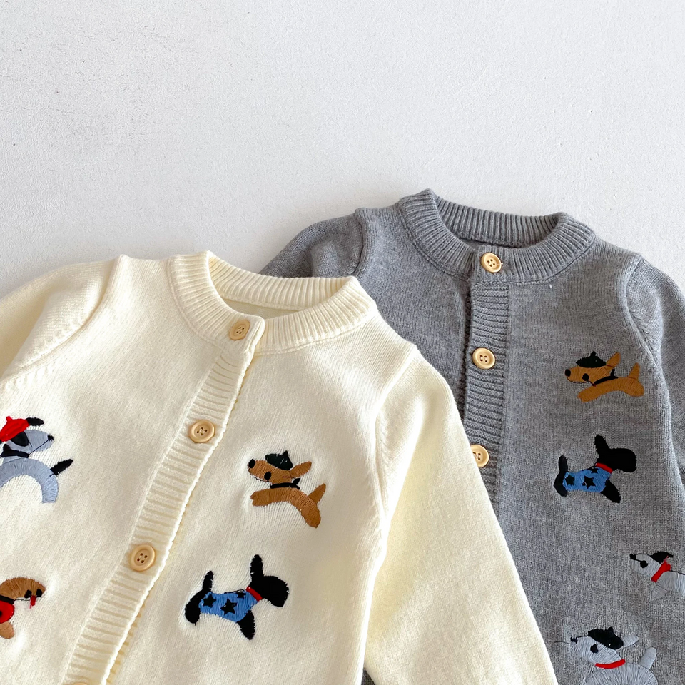 PlayfulKnit – Weich & niedlich – Gestrickter Baby-Strampler mit Hundemotiv