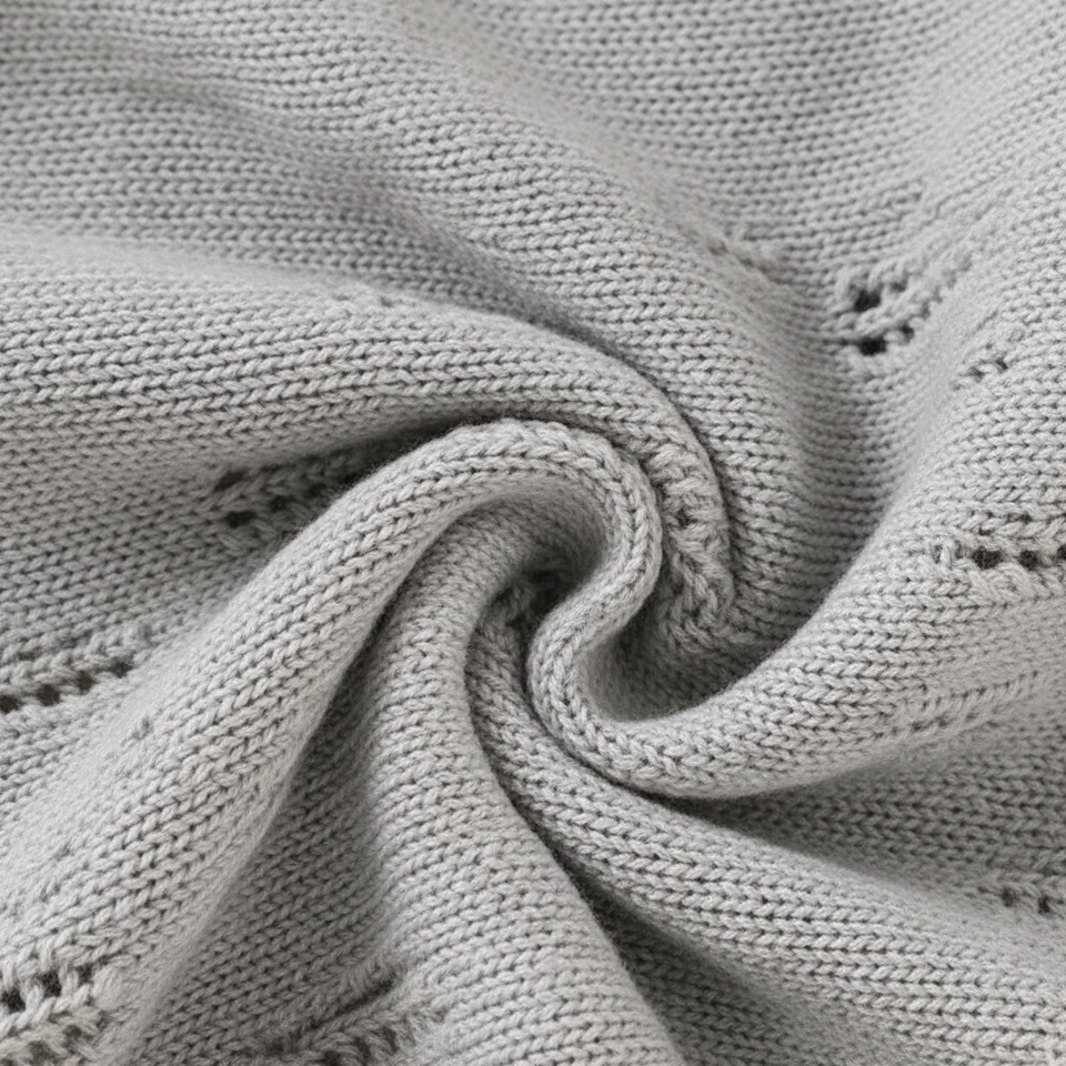 MiniCozy – Weich & bequem – Gestrickte Baby-Latzhose mit Mütze