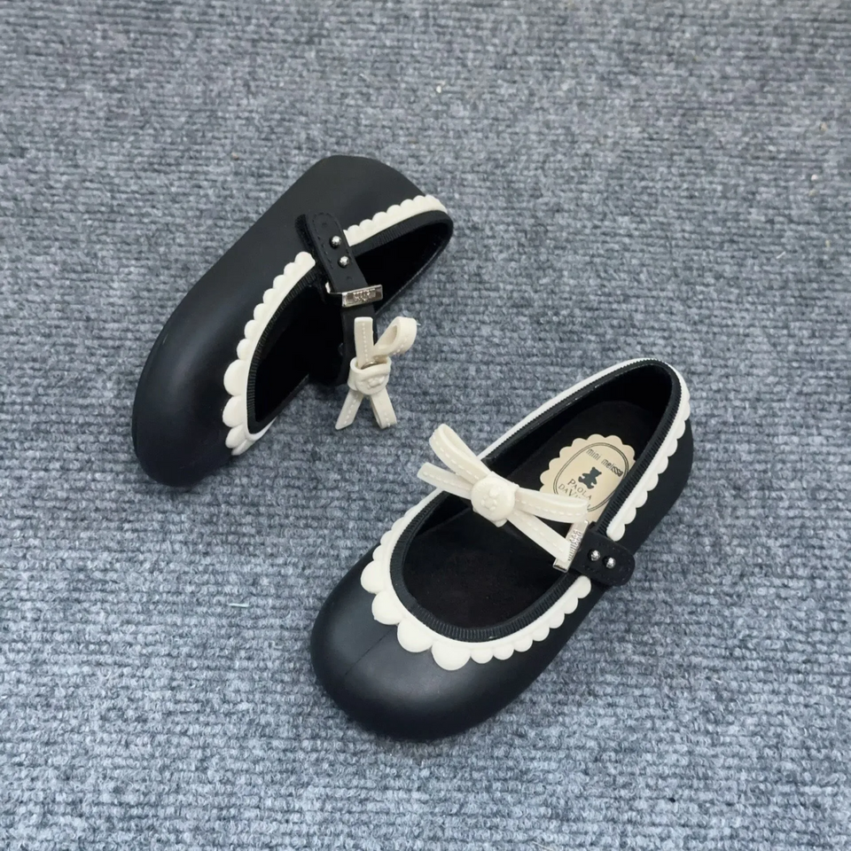 MiniChic – Eleganz & Stil – Kinderschläppchen mit Schleife
