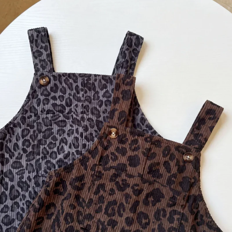 LeopardChic – Trendig & bequem – Latzhose für Mädchen mit Leopardenmuster