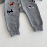 PlayfulKnit – Weich & niedlich – Gestrickter Baby-Strampler mit Hundemotiv