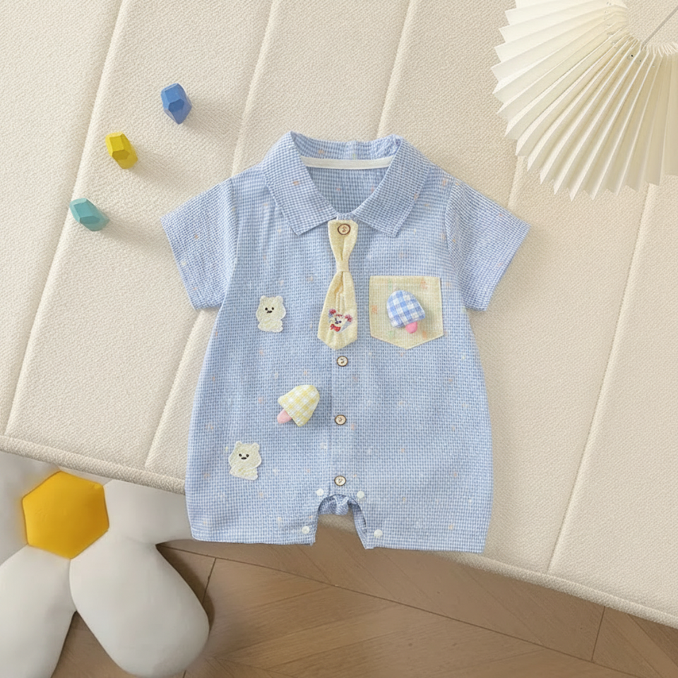 KiddoStyle – Niedlich & weich – Kinder-Jumpsuit mit Krawatte und Aufnäher