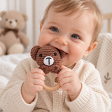 CuddleRattle – Weich & Verspielt – Gehäkelte Baby-Rassel mit Holzring