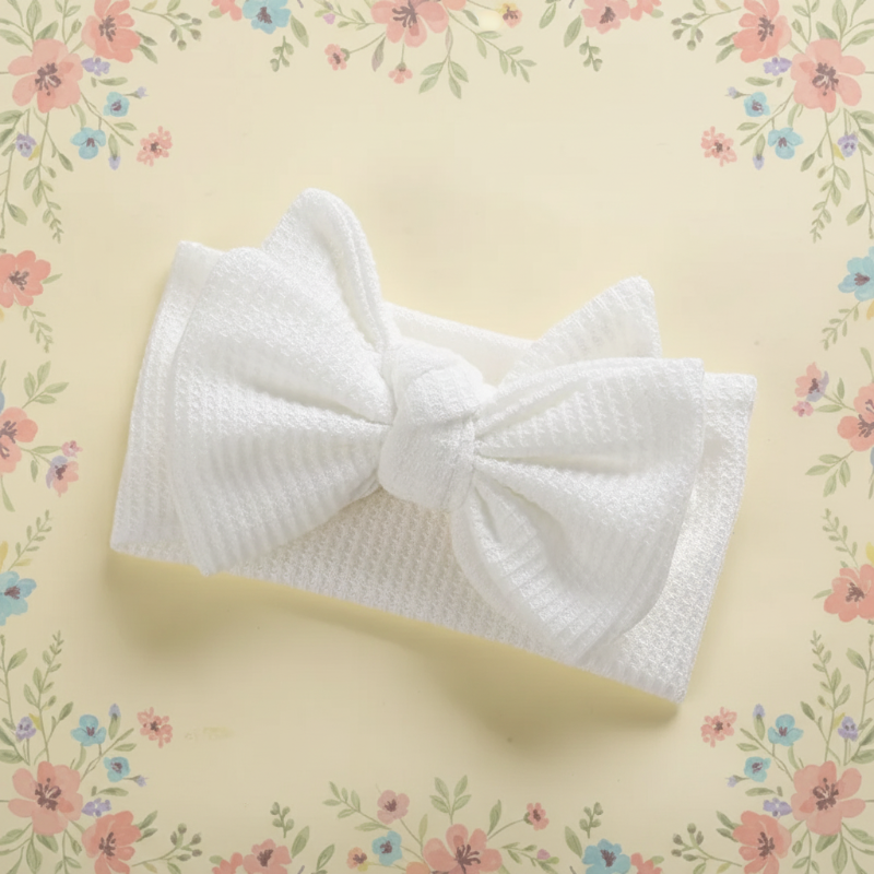 MiniAurora – Zart & elegant – Gestrickter Baby-Strampler mit Engelsflügeln und Stirnband