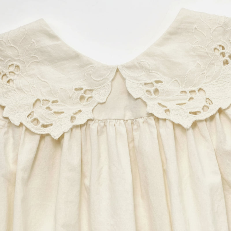 Sleeveless Dress – Elegant og behagelig – Kjole med blonderkrave