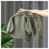 LittleExplorer – Bequem & Cool – Kinderhose & Hemd-Set