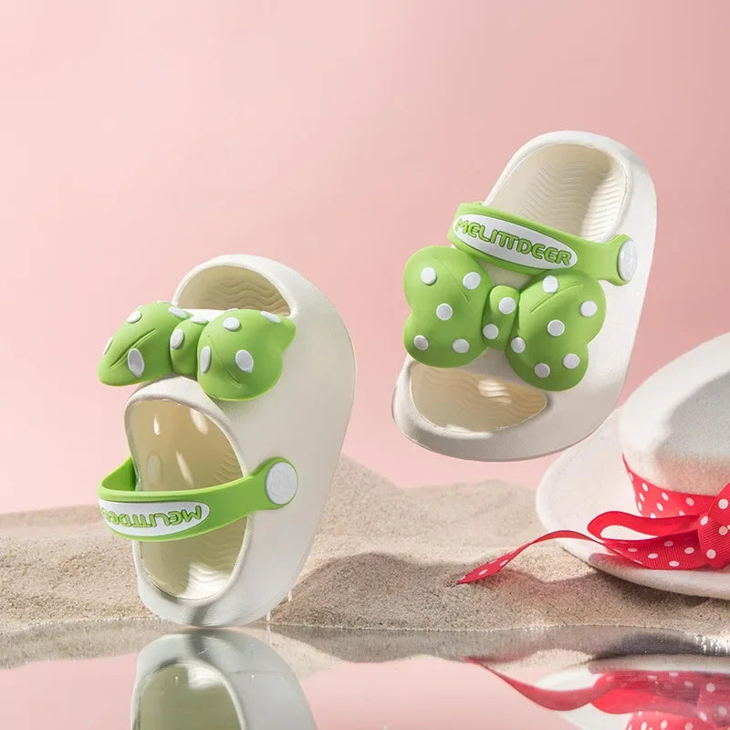 Mini Fashion – Munter og tryg – Polka strandtøfler